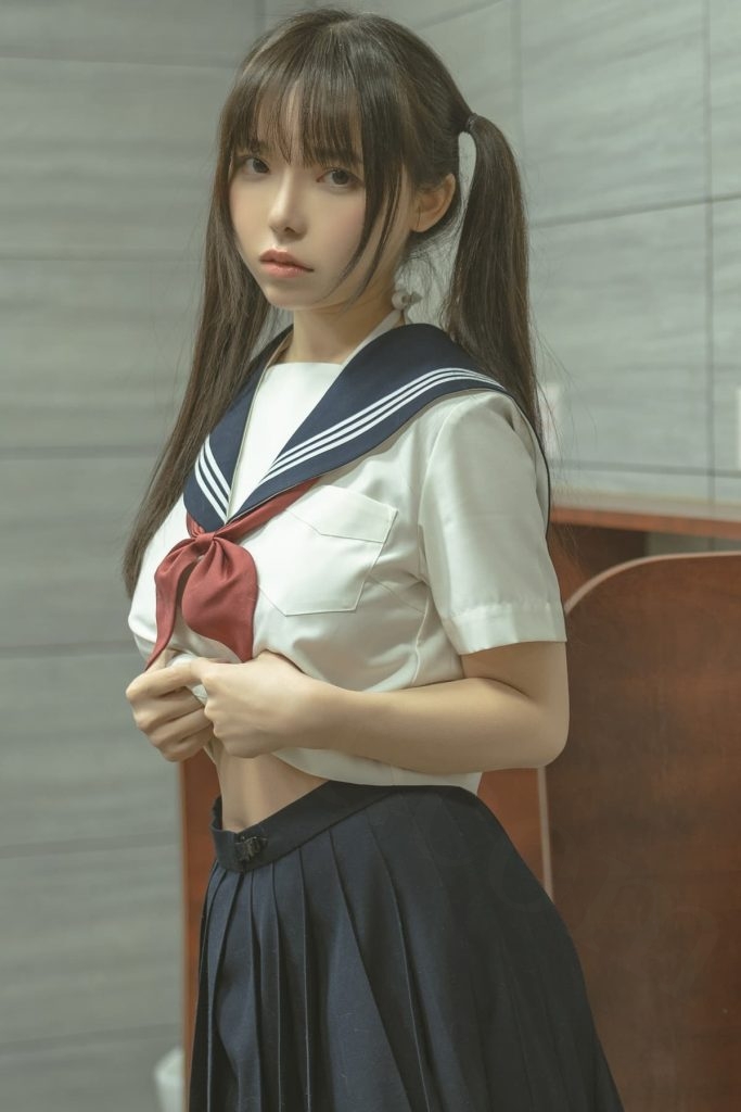 六味帝皇酱 厕所JK 写真原兔